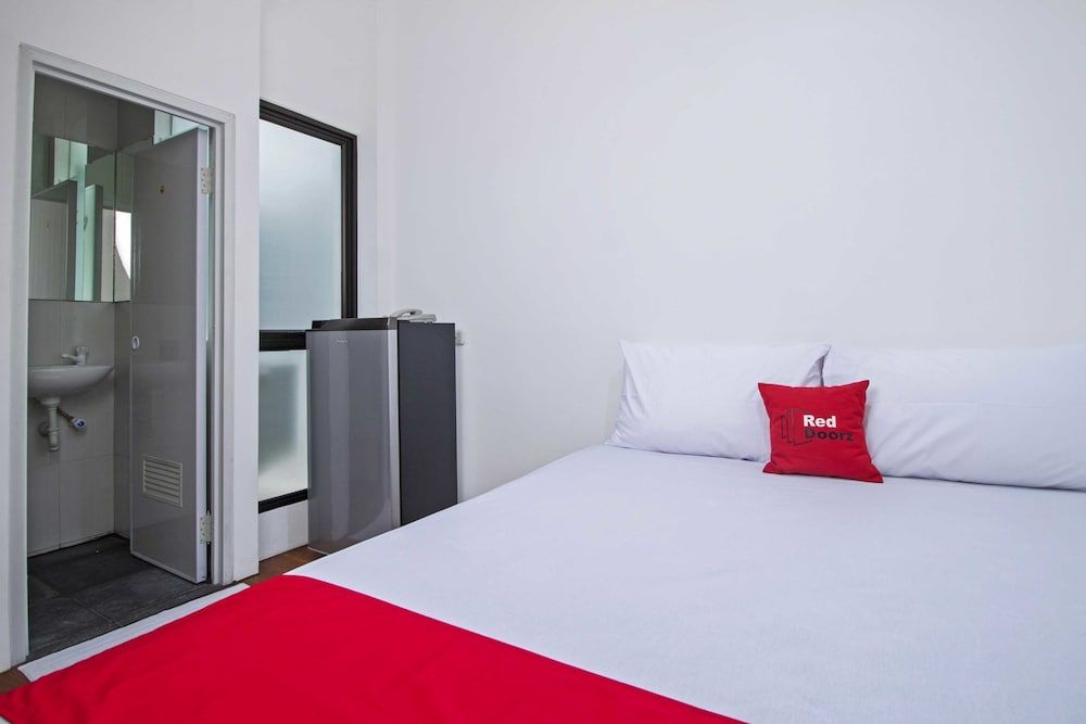 undefined RedDoorz Plus near Plaza Indonesia 7