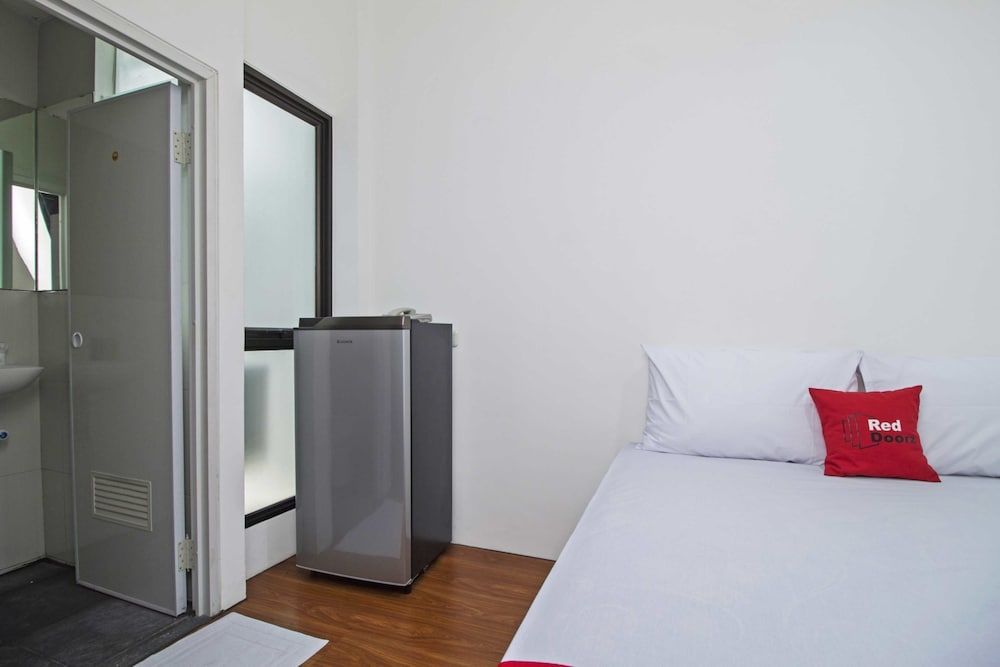 RedDoorz Plus near Plaza Indonesia Double Room 10