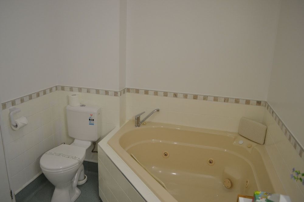 Colonial Lodge Motel Business Studio Suite, Multiple Beds, Jetted Tub 17