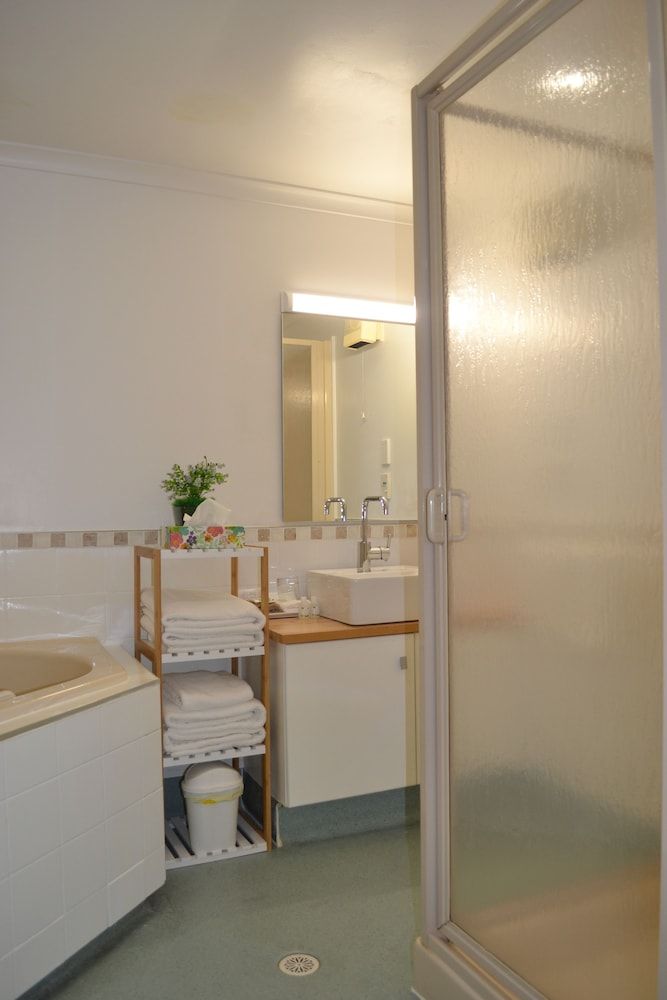 Colonial Lodge Motel Apartment, 1 Bedroom, Hot Tub 6