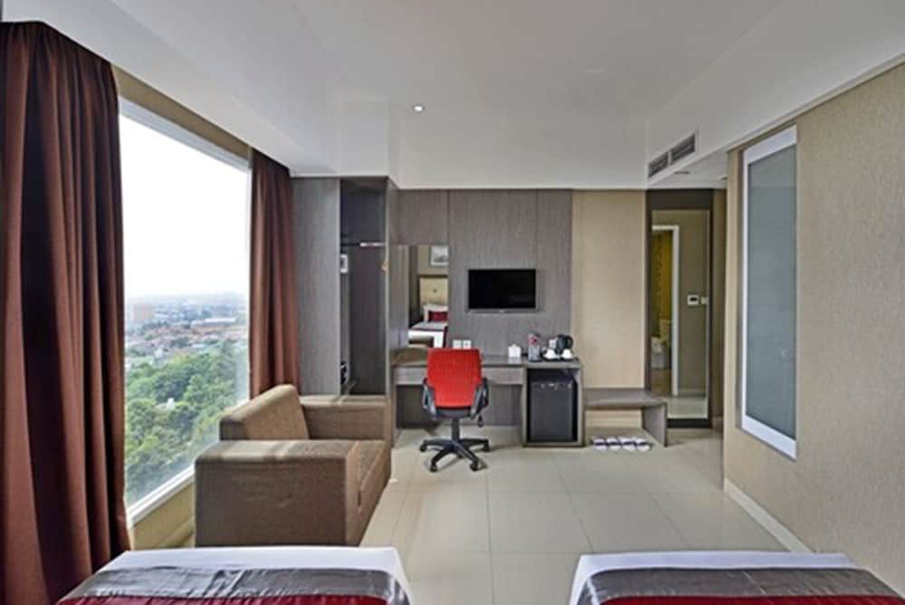 Travello Hotel Bandung Deluxe Double Room 5