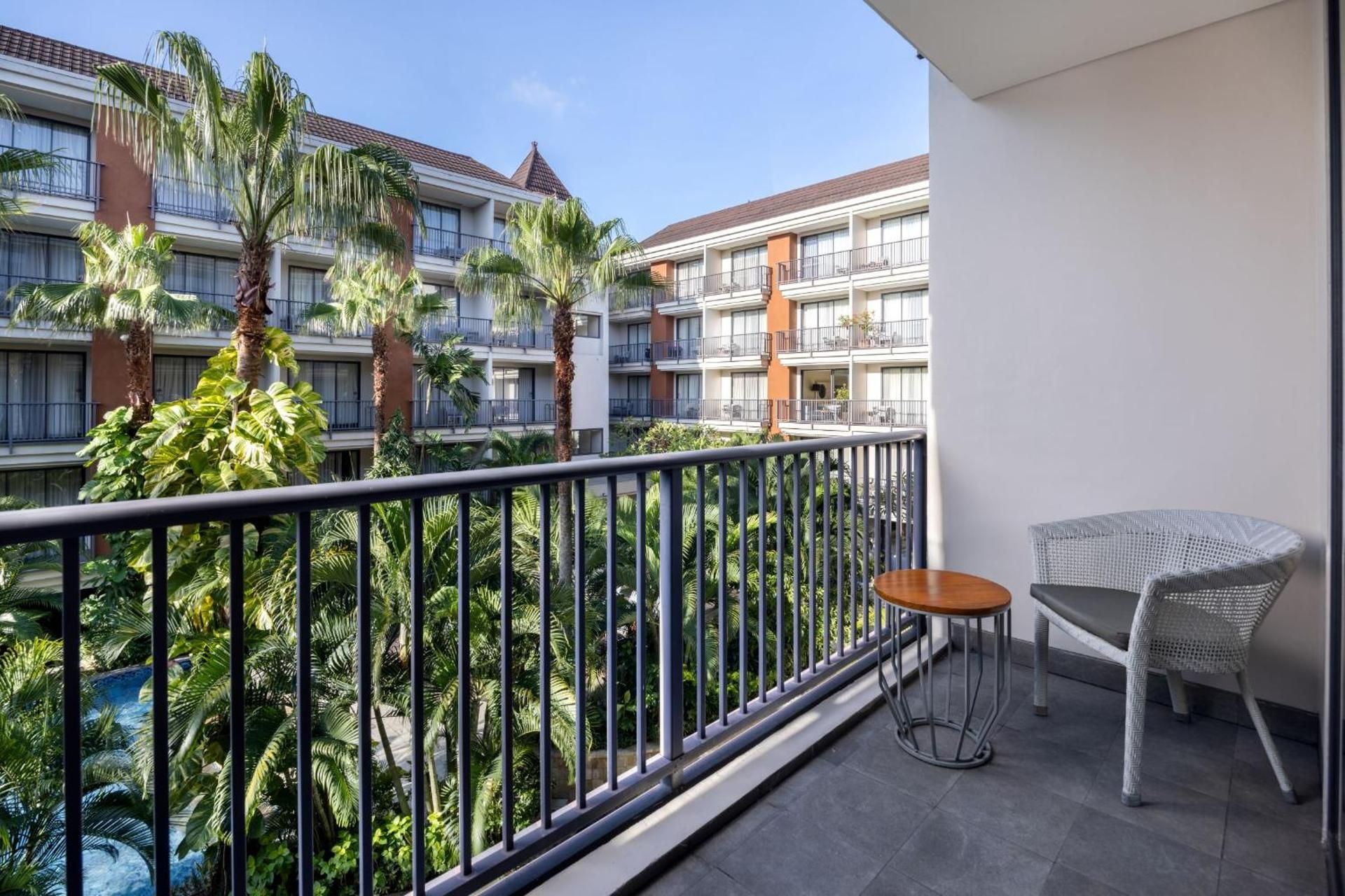 Grand Deluxe Pool View