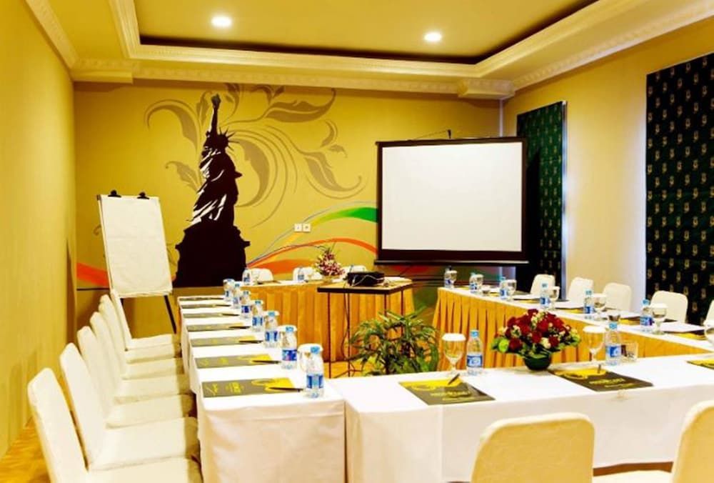 undefined Amos Cozy Hotel & Convention Hall 9