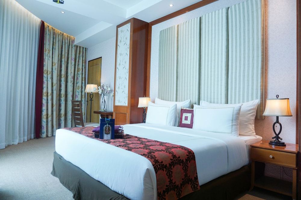 Deluxe Room, 1 King Bed, City View