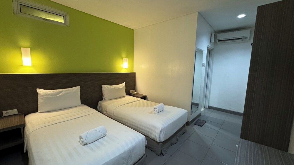 IZI Hotels Standard Twin Room (No Window) 2