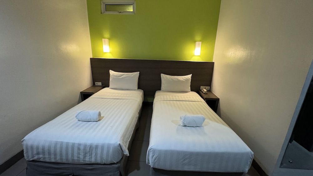 IZI Hotels Standard Twin Room (No Window)