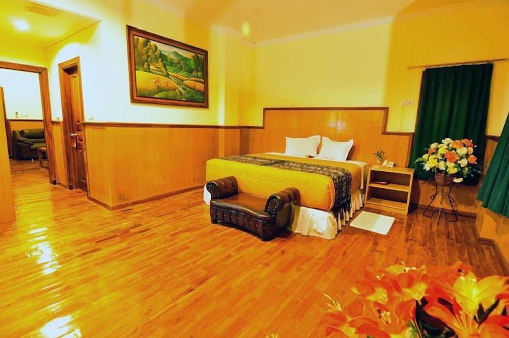 Sylvia Hotel Maumere Deluxe Room