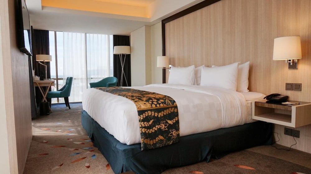 Louis Kienne Hotel Pandanaran Deluxe King Room