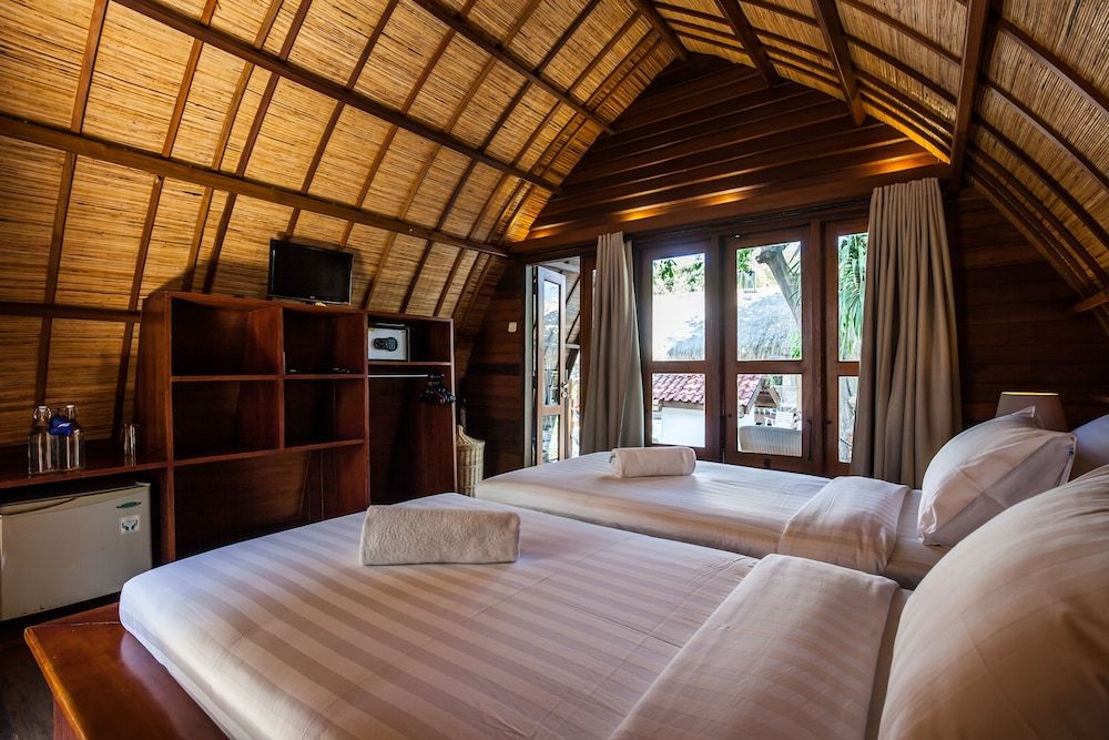 Manta Dive Gili Trawangan Resort Traditional Bungalow Hollywood Twin 3