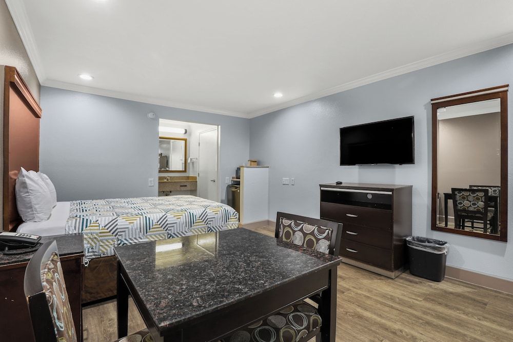 Deluxe Room, 1 Queen Bed, Non Smoking, Refrigerator & Microwave