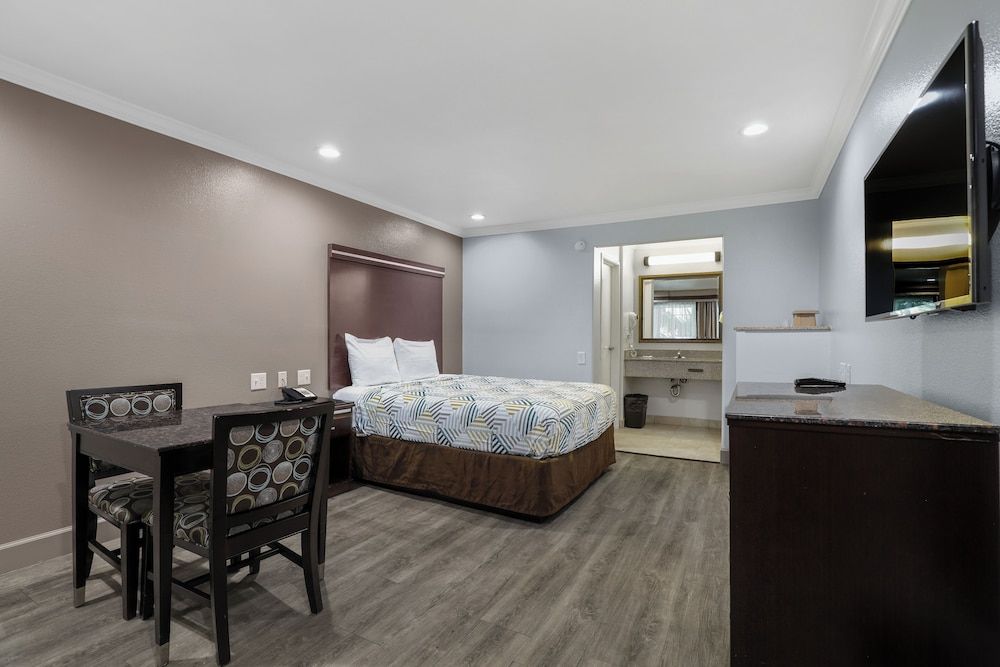 Deluxe Room, 1 Queen Bed, Non Smoking, Refrigerator & Microwave