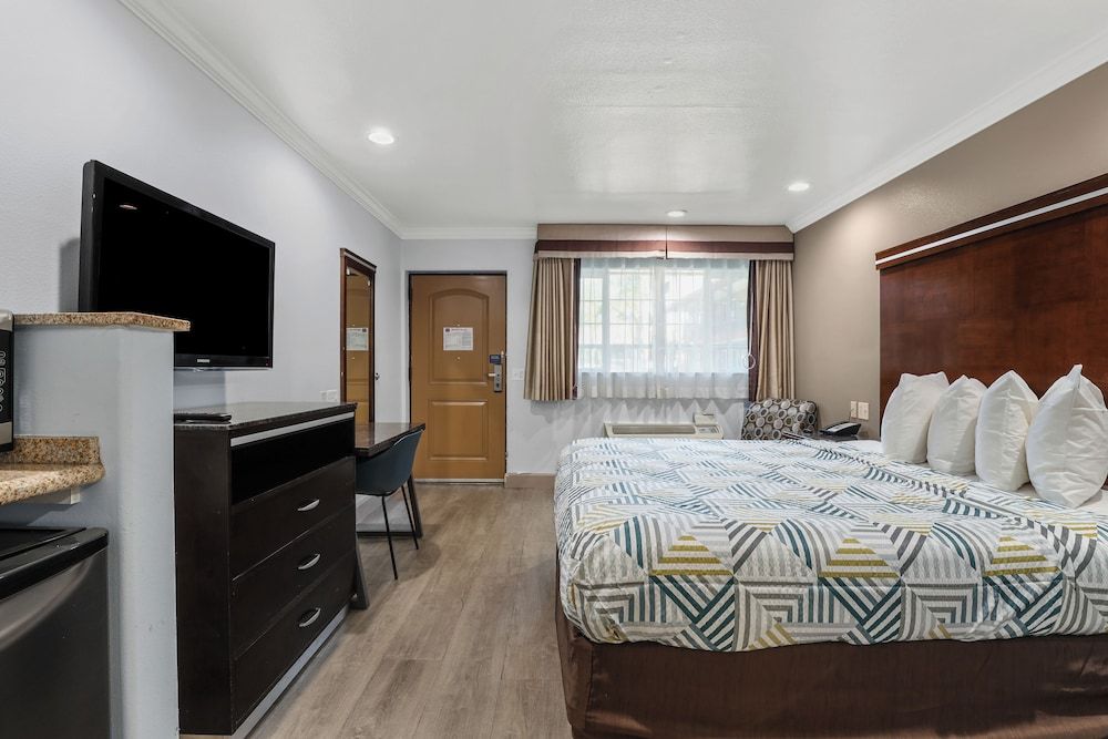 Standard Room, 1 King Bed, Accessible, Non Smoking