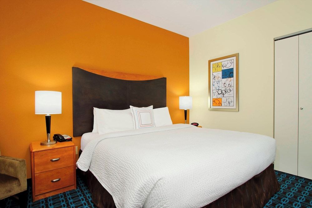 Room, 1 King Bed, Non Smoking (Mobility/Hearing Accessible, Tub)