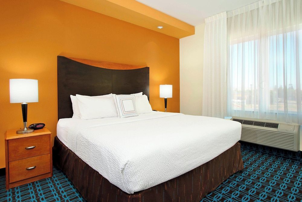 Executive Suite, 1 King Bed with Sofa bed, Non Smoking (Mobility/Hearing Accessible, Tub)