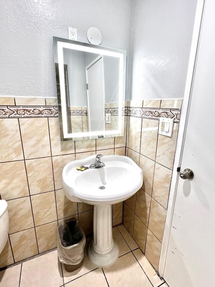 Aqua Inn Motel Standard Room, 1 King Bed, Non Smoking 3