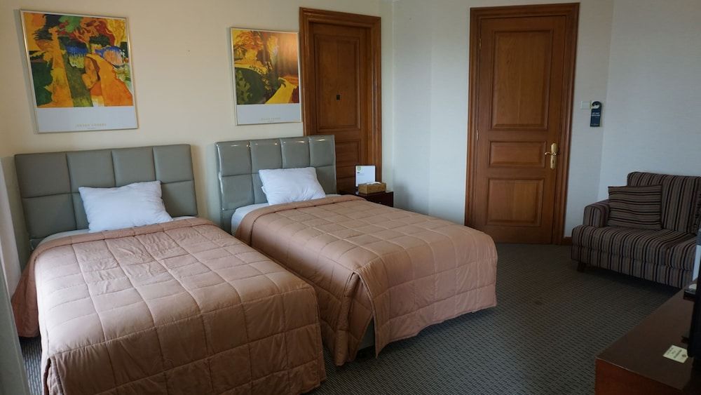 Toeti Roosseno Plaza Deluxe Double or Twin Room 2