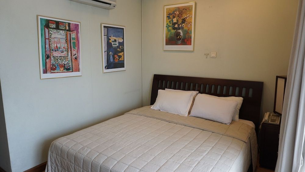 Toeti Roosseno Plaza Deluxe Double or Twin Room 3