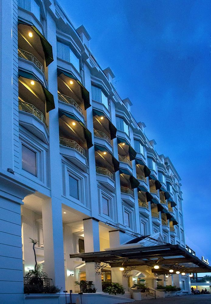 undefined Toeti Roosseno Plaza