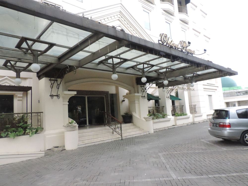 undefined Toeti Roosseno Plaza 7