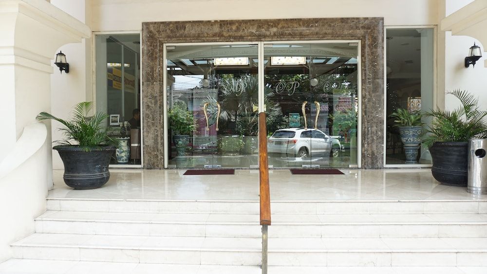 undefined Toeti Roosseno Plaza 3