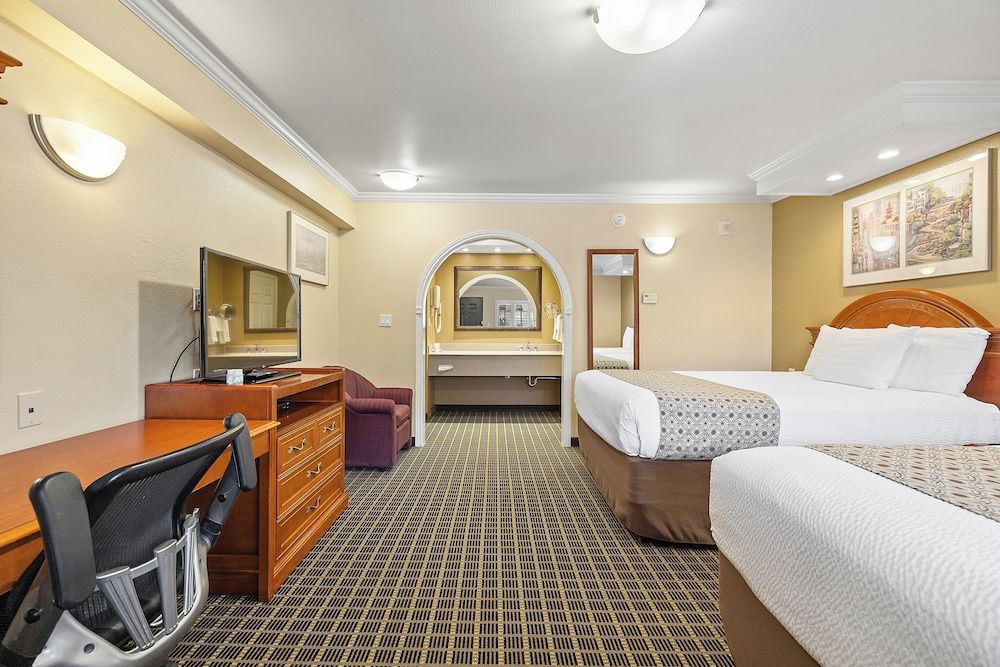 Alexis Park Hotel Standard Double Room, 2 Double Beds 3