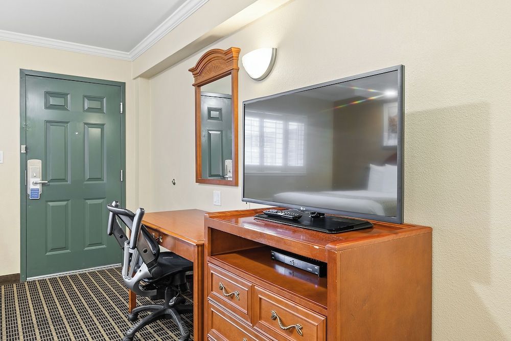 Alexis Park Hotel Standard Double Room, 2 Double Beds 10