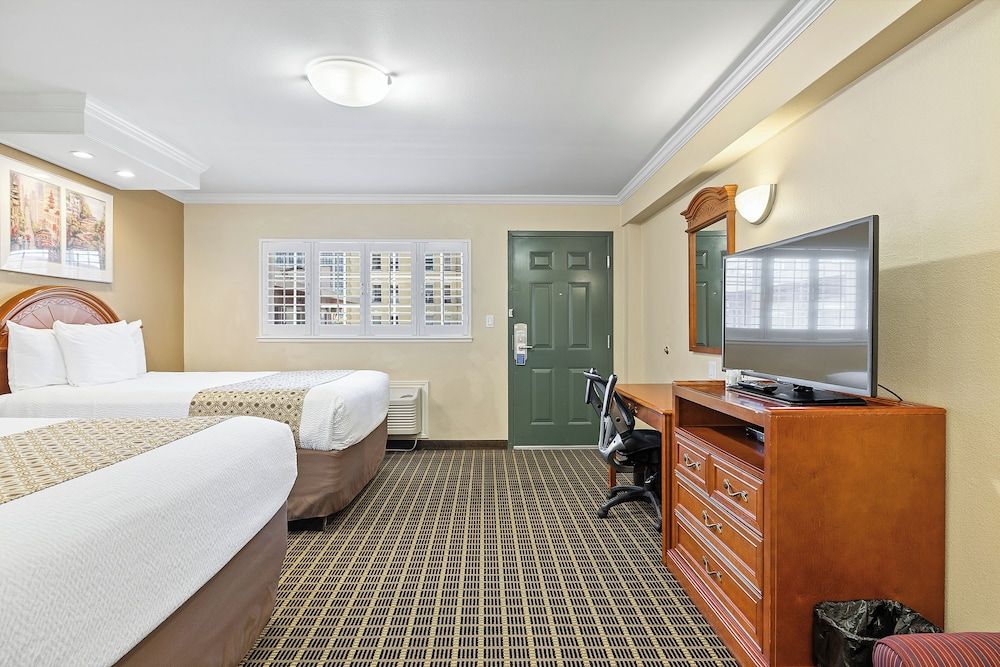 Alexis Park Hotel Standard Double Room, 2 Double Beds 5