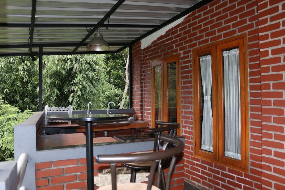 Bantal Guling Villa Bandung Family 8 3