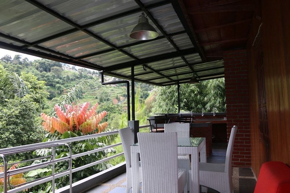 Bantal Guling Villa Bandung Family 8 2