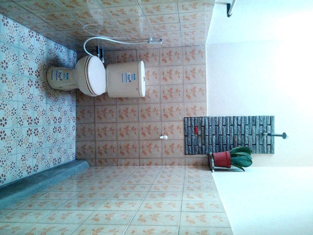 Mettaloka Guest House and Art Space Standard Triple Room, Garden View 3