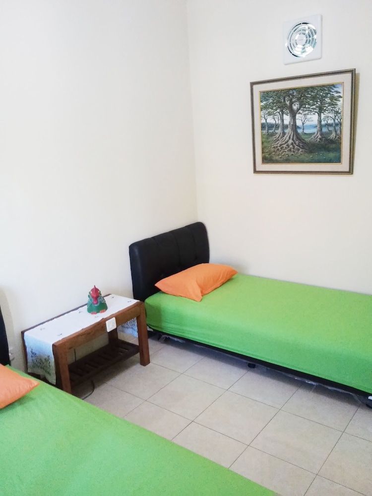 Mettaloka Guest House and Art Space Standard Twin Room, 2 Twin Beds, Non Smoking, Garden View 2