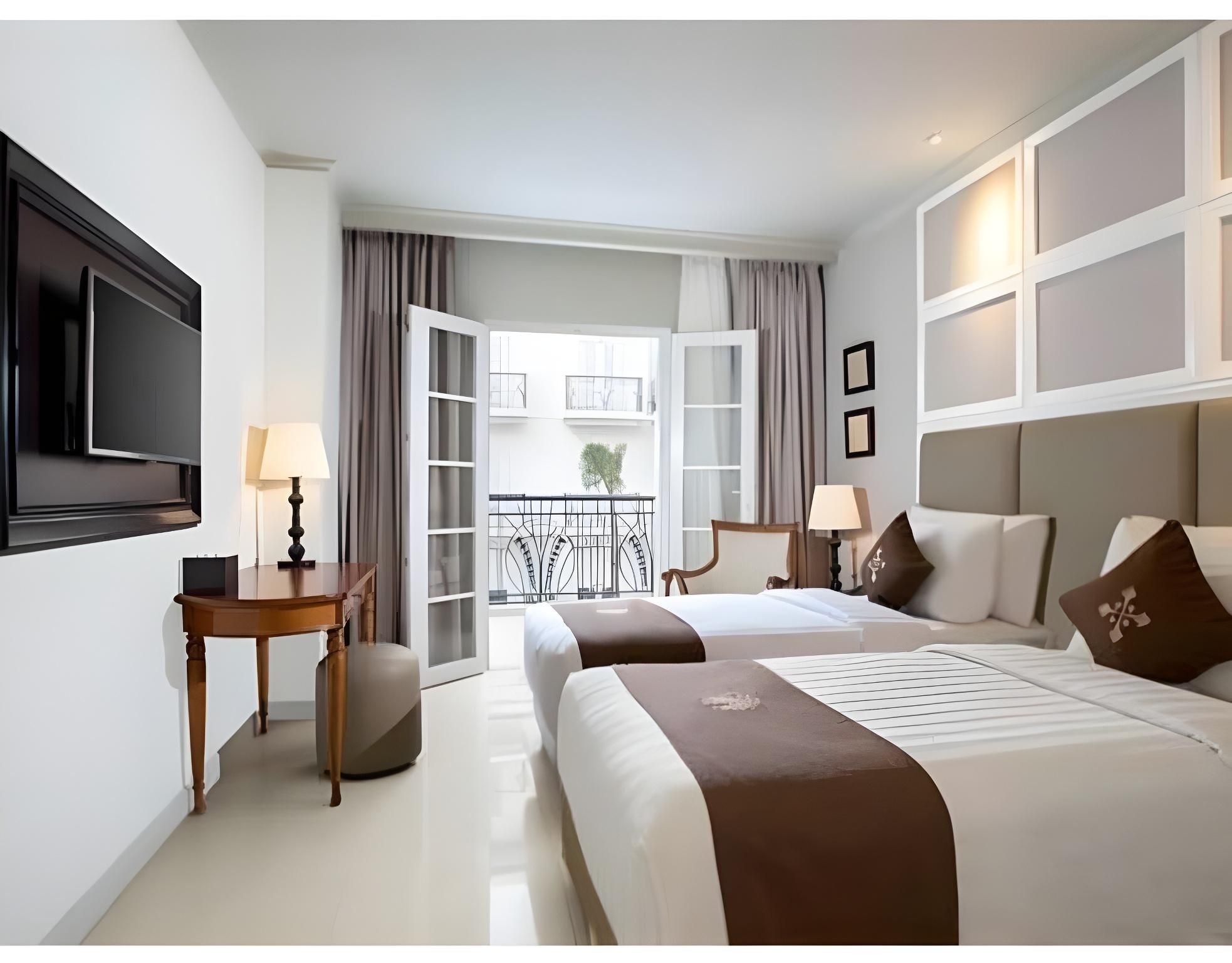 Deluxe Twin Pool View