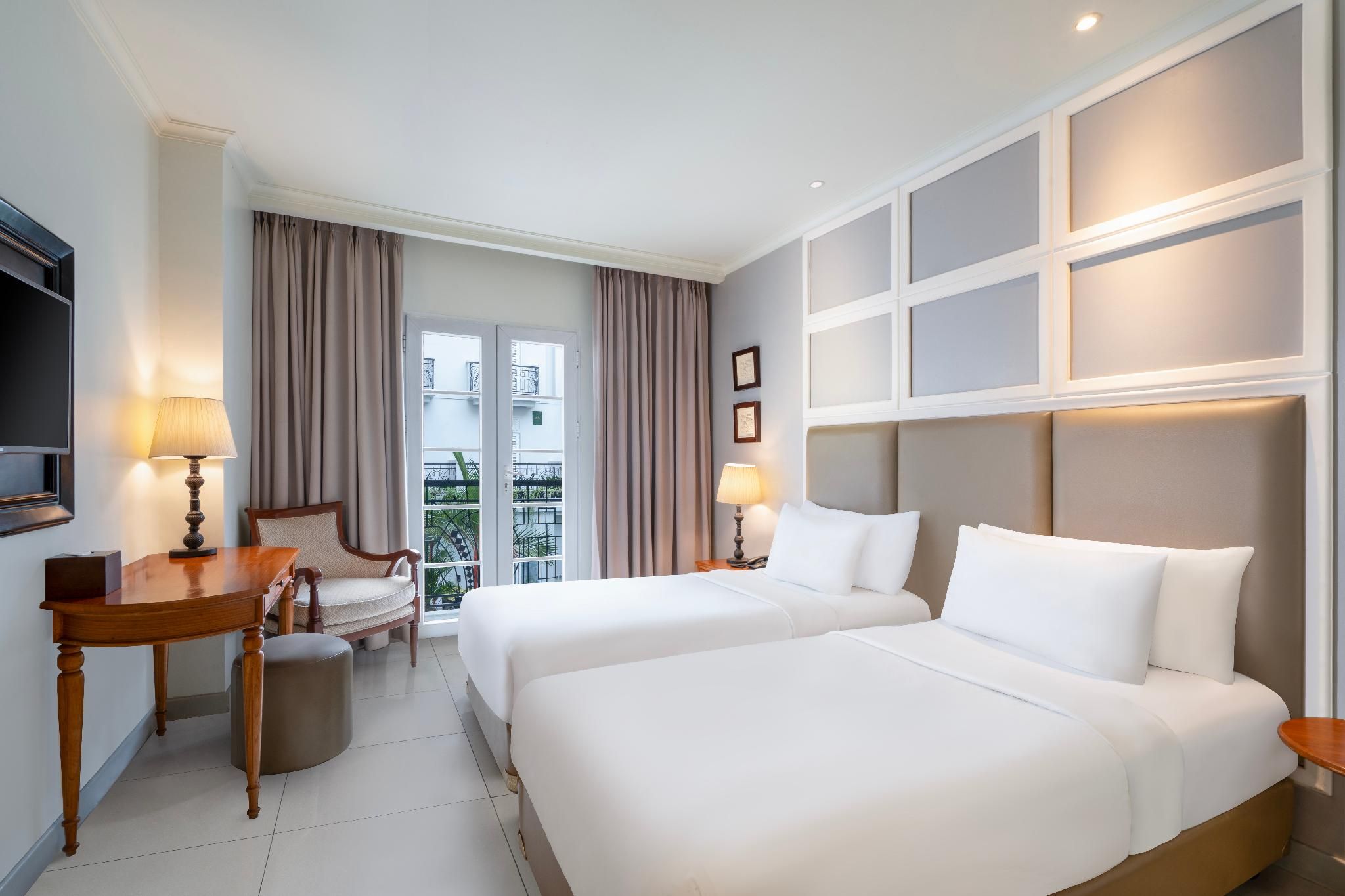 Deluxe Twin Pool View