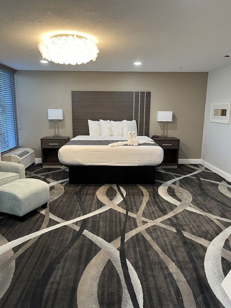 Opal Hotel & Suites Presidential Room, 1 King Bed, Pool View 3