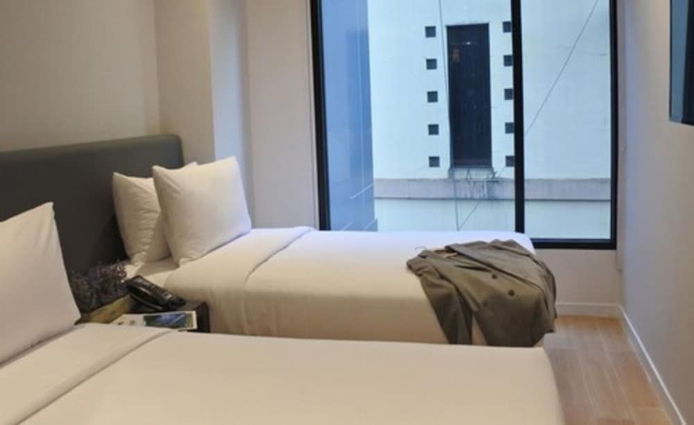 Juno Tanah Abang Jakarta Deluxe Twin Room 3