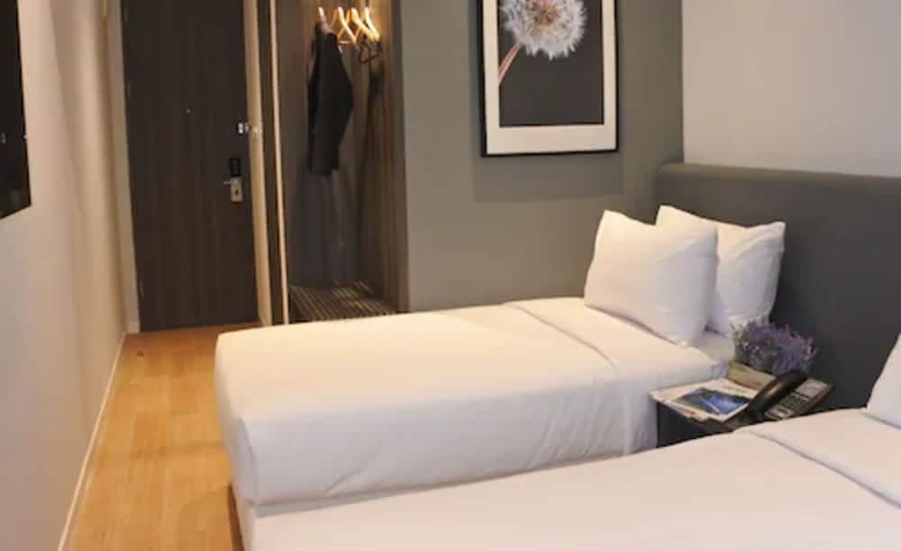 Juno Tanah Abang Jakarta Deluxe Twin Room 4