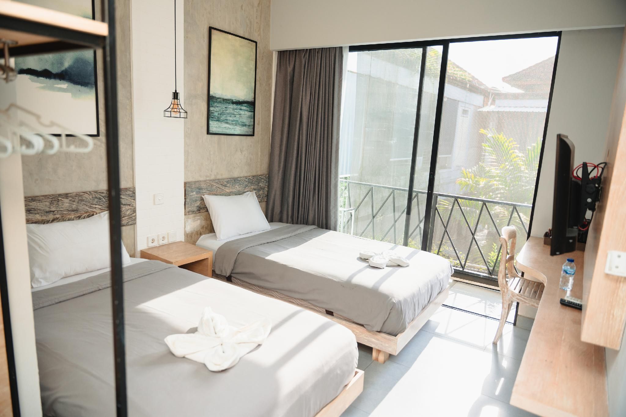 Superior Twin Pool View