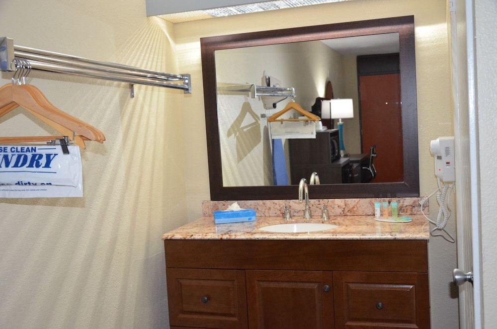 Days Inn & Suites by Wyndham Orlando Airport Room, 2 Queen Beds, Non Smoking (Exterior Corridor) 5