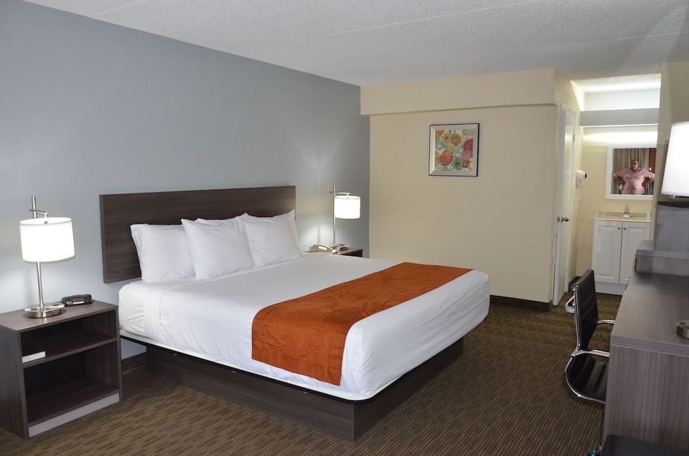 undefined Days Inn & Suites by Wyndham Orlando Airport 7