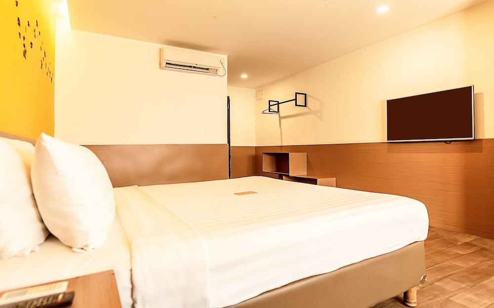 Yellow Bee Tangerang Superior King