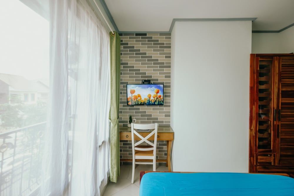 Urbanest Inn House TB Simatupang Deluxe Double Room with Breakfast 4