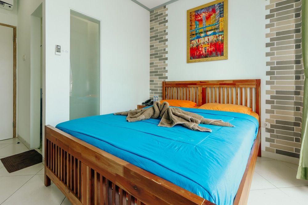 Urbanest Inn House TB Simatupang Deluxe Double Room with Breakfast 2