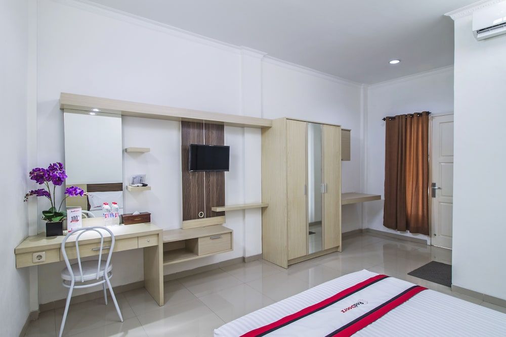 RedDoorz @ Jatiwaringin Double Room 9