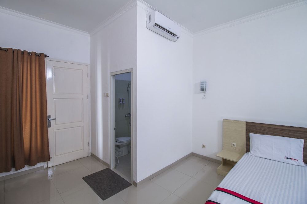 RedDoorz @ Jatiwaringin Double Room 6