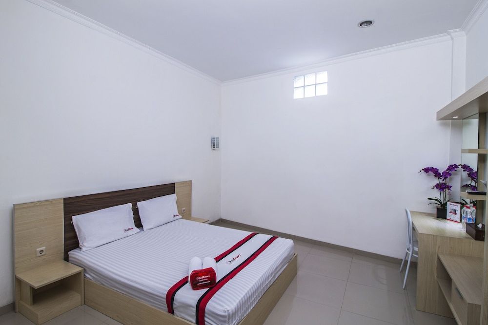RedDoorz @ Jatiwaringin Double Room 2