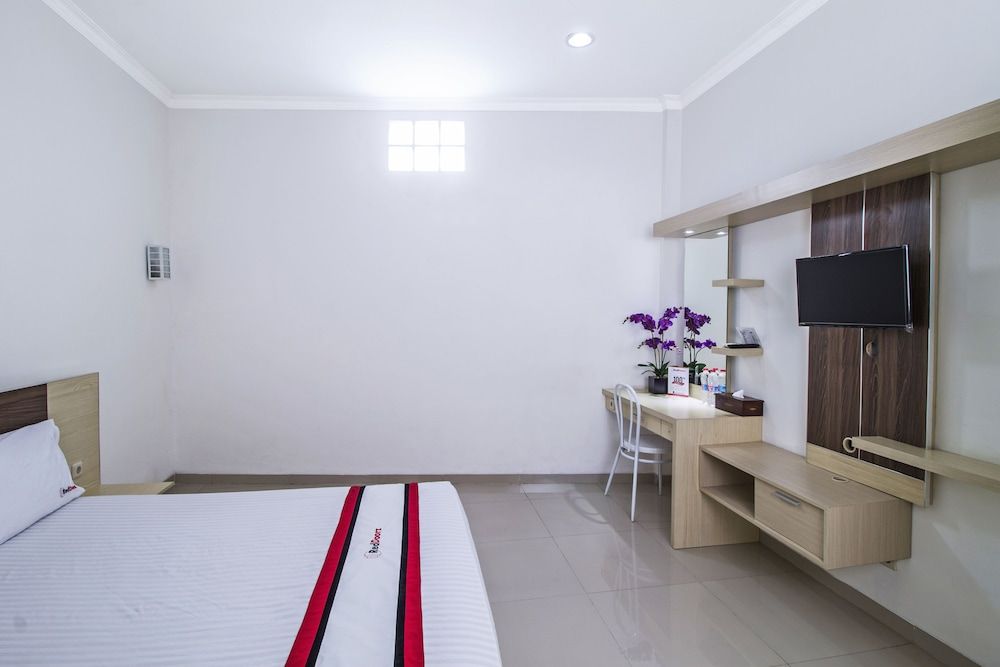 RedDoorz @ Jatiwaringin Double Room