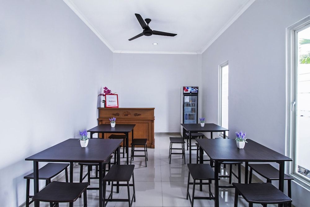 undefined RedDoorz @ Jatiwaringin 3