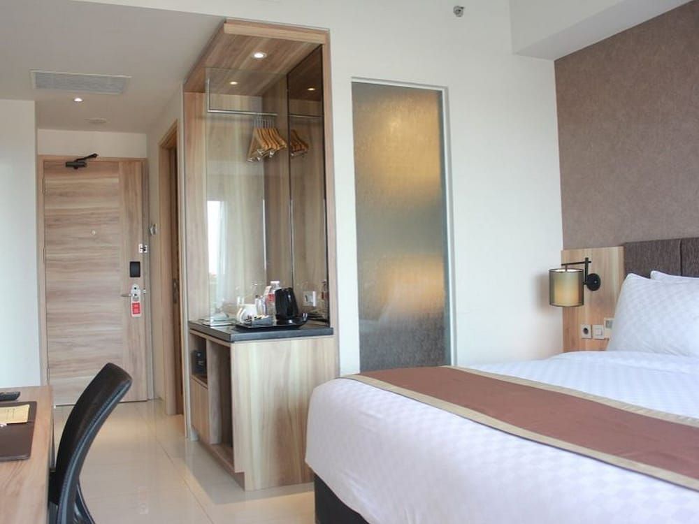 Swiss-Belinn Karawang Superior Room, 1 Queen Bed 3