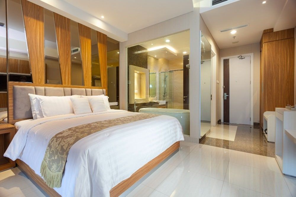 Le Eminence Hotel Convention & Resort Ciloto - Puncak Junior Suite Queen 2