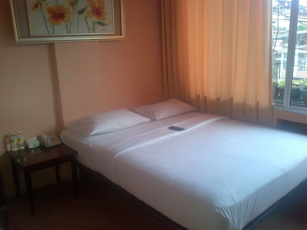 Twins Hotel Manggadua Basic Double Room